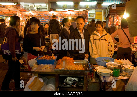 Dh Temple Street Market JORDANIEN HONGKONG Kunden an Snack Food stall in der Nacht Markt Käufer Hong Kong Kowloon Stockfoto