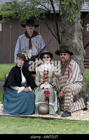 Ein Bild von einer Gruppe von Freunden während der westlichen Reenactment posiert Stockfoto