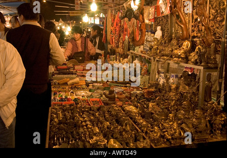 dh Temple Street market JORDAN Hongkong Chinese Messing Statuen Nacht Marktstand Stockfoto