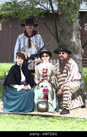 Eine eingefärbte Bild von einer Gruppe von Freunden während der westlichen Reenactment posiert Stockfoto