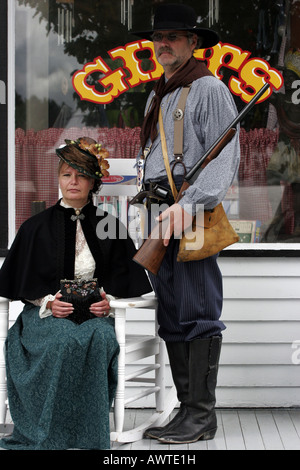 Ein Cowboy und Lady posiert im westlichen reenactment Stockfoto