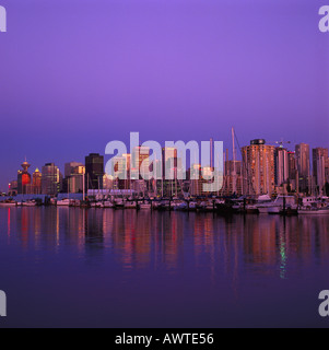 Skyline von Downtown und "West End" reflektieren "Coal Harbour" bei Sonnenuntergang Vancouver British Columbia Kanada Stockfoto