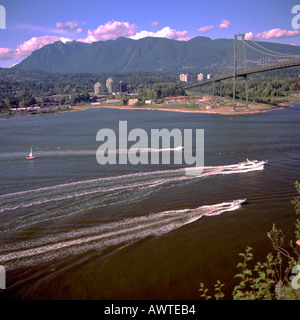 Vancouver, BC, Britisch-Kolumbien, Kanada - Lions Gate Bridge über den Burrard Inlet, Nord und West Vancouver und Grouse Mountain Stockfoto