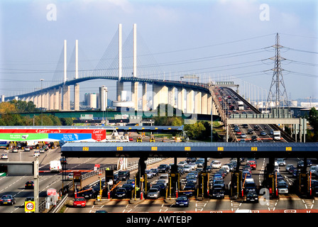 Die Queen Elizabeth II Brücke mit den Mautstellen. Stockfoto