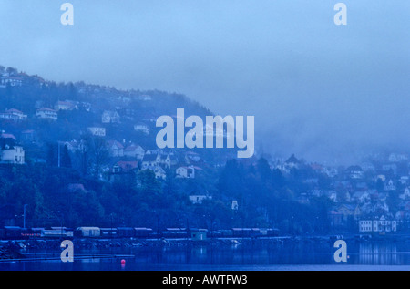 Küste von Bergen Hafen, Norwegen, eingehüllt in Nebel Stockfoto