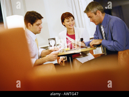 Gruppe von Geschäftsleuten, die miteinander reden Stockfoto