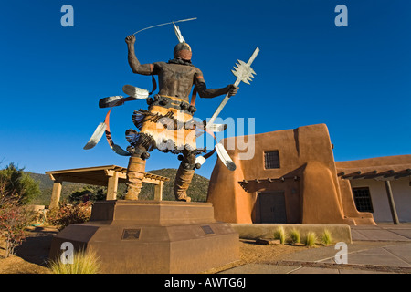 Apache Mountain Spirit Dancer Skulptur von Antopology Labor, Museum Hill, Craig Dan Goseyun, Santa Fe, New Mexico, USA Stockfoto