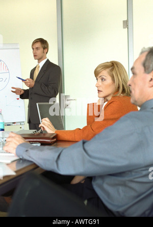 Gruppe von Geschäftsleuten, die sitzen am Tisch mit einem treffen. Stockfoto