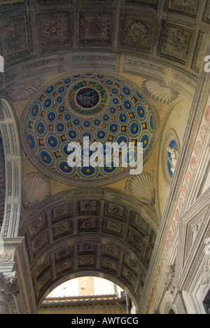 Dach des Portikus der Pazzi-Kapelle in der Kirche Santa Croce in Florenz Italien Stockfoto