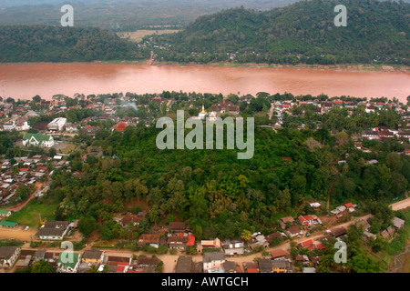 Laos Luang Prabang Aerial Tat Phu Si Hügel Königspalast und dem Mekong-Fluss Stockfoto