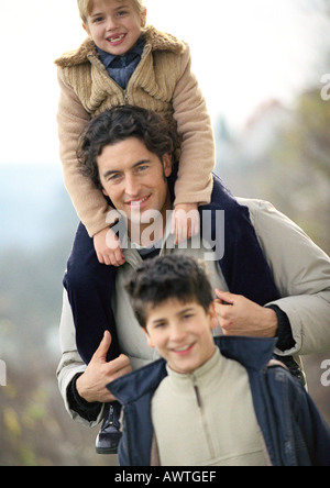 Vater mit Tochter und Sohn in warme Kleidung Stockfoto