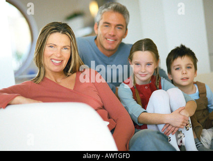 Familie Zusammensitzen auf Couch, Porträt Stockfoto