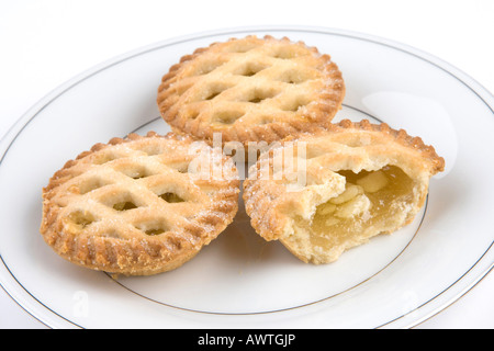 Apfelkuchen auf dem Silbertablett serviert Stockfoto