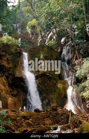 Laos Luang Prabang Bezirk Tat Kuang Si Wasserfall Besucher unterhalb der Fälle Stockfoto