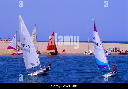 Scolt Head Island, Burnham Overy, Norfolk, Segeln, Boote, Dingies, Segel, bunt, Küste, Küsten, sand, Strand, Landschaft Stockfoto