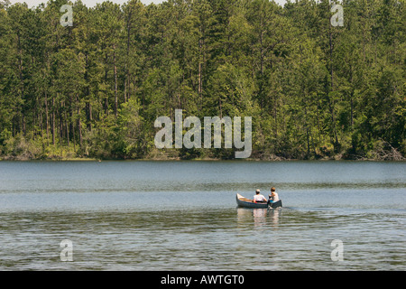 Besucher Rudersport auf Flint Creek Reservoir an Flint Creek Water Park in der Nähe von Wiggins Mississippi USA Stockfoto