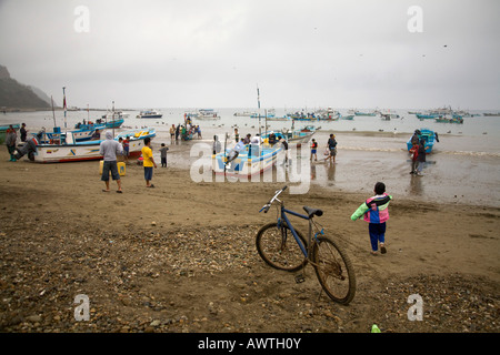 Fischer mit Fisch am Strand von Puerto Lopez Fischerei Hafen Ecuador Südamerika Stockfoto