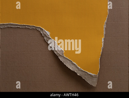 Zerrissenen Stück gelbe Wellpappe auf braune Wellpappe, Nahaufnahme, full-Frame. Stockfoto