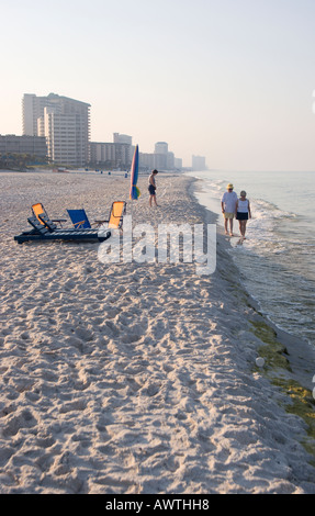 Ein paar Spaziergänge entlang der Kante der Brandung in den frühen Morgenstunden in Panama City Beach Florida Stockfoto