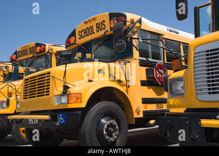 Eine Vielzahl von verschiedenen Arten von Schulbussen füllen die Menge wartet an die Schulen versandt werden soll Stockfoto