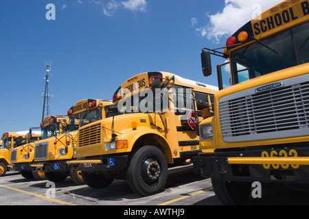 Eine Vielzahl von verschiedenen Arten von Schulbussen füllen die Menge wartet an die Schulen versandt werden soll Stockfoto