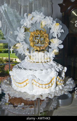 Kuchen für Golden dekoriert 50. Hochzeitstag Stockfoto