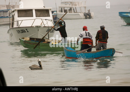 Fischerei Hafen Angeln Menschen in Puerto Lopez, Ecuador, Angelboote/Fischerboote wieder mit jede Menge Fisch, Pastell und blau, Meer Stockfoto