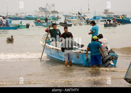 Fischerei Hafen Angeln Menschen in Puerto Lopez, lädt Ecuador, Angelboote/Fischerboote mit Fisch, blaues Boot Meer Stockfoto