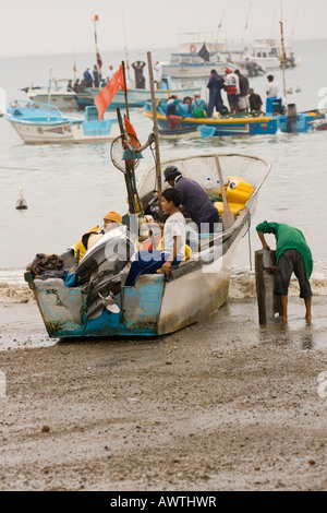 Fischerboote Hafen Angeln Menschen in Puerto Lopez, Ecuador, Arbeit wieder mit jede Menge Fisch, Pastellfarben, vertikale blau Stockfoto