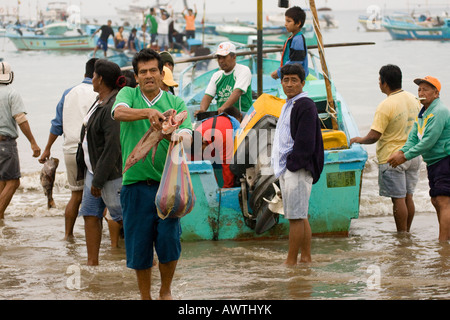 Fischerei Hafen Angeln Menschen in Puerto Lopez, Ecuador, Angelboote/Fischerboote wieder mit jede Menge Fisch, Pastell und blau, grün Stockfoto