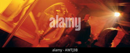 Menschen im Nachtclub, unscharf Stockfoto