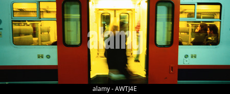 Leute, die aus der u-Bahn Stockfoto