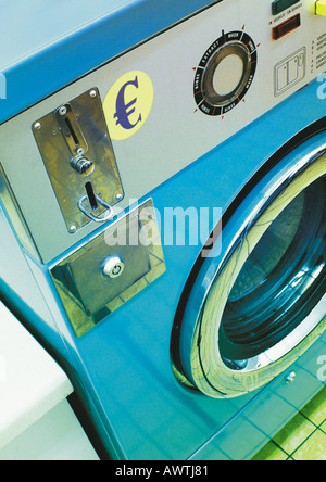 Euro-Zeichen auf öffentliche Waschmaschine. Stockfoto