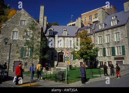 Menschen Touristen guided Tour Gruppe Besucher besuchen Maison Chevalier Quebec City Quebec Provinz Kanada Nordamerika Stockfoto
