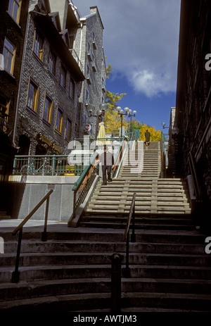 Kanadische Mann, Mann hinunter halsbrecherische Treppen, halsbrecherische Treppen, Quebec City, Provinz Quebec, Kanada Stockfoto