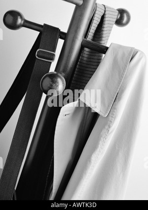 Jacke, Tasche und Schal an Garderobe, Nahaufnahme Stockfoto