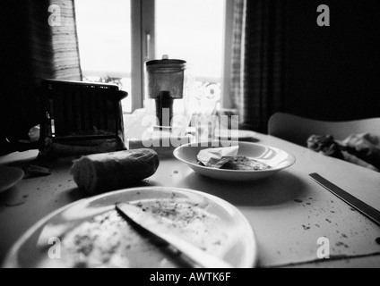 Reste auf schmutzigen Tisch, b&w Stockfoto