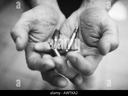 Hände halten Kugeln, Nahaufnahme, b&w Stockfoto