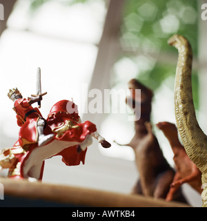 Spielzeug Ritter kämpfen gegen Spielzeug Dinosaurier Stockfoto