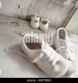 Zwei paar Kinderschuhe auf Etage Stockfoto