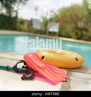 Poolspielzeug sitzen neben pool Stockfoto