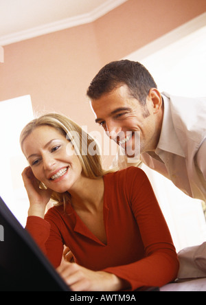 Mann sucht über die Schulter der Frau mit Computer. Stockfoto