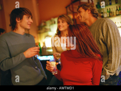 Die Menschen Sie reden und trinken zusammen in einer Gruppe Stockfoto