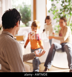 Familie zusammen spielen Stockfoto