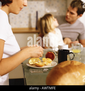Mutter, peeling, orange, Tochter auf Vaters Schoß sitzen Stockfoto