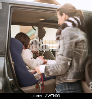 Mutter betrachtet man Kinder im Auto Stockfoto