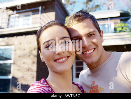 Paar vor Haus, Lächeln, Porträt Stockfoto