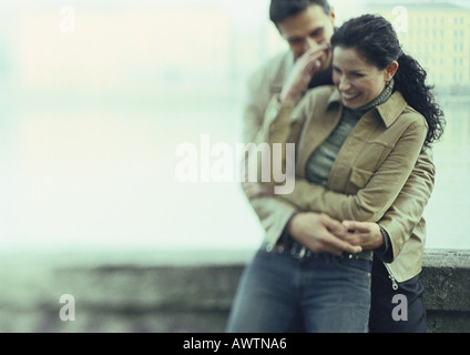 Paar, umarmen und lachen, verschwommen Stockfoto