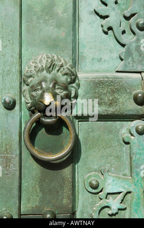 Ein Löwe unter der Leitung grün Grünspan Bronze doorknocker auf die großen Türen des Duomo di Sant'Andrea, Amalfi, Kampanien, Italien Stockfoto