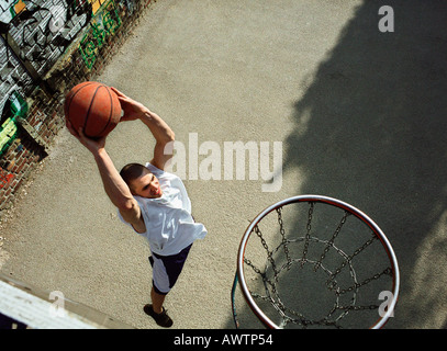 Mann für ein Basketball Dunk, geschossen von oben hinauf Stockfoto